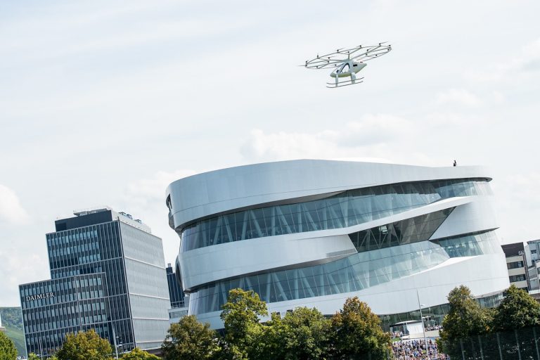 Посмотрите, как Volocopter тестирует аэротакси в городских условиях