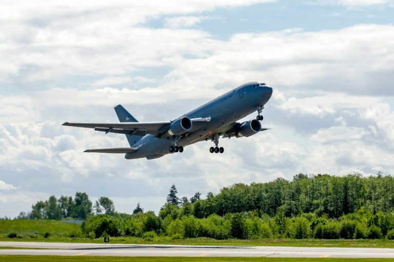 Boeing по заказу создаст самолет-заправщик нового поколения. Он сможет перевозить до 96 265 л топлива