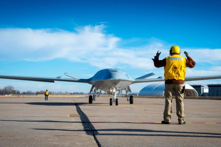 Посмотрите на первый полет беспилотного самолета-заправщика MQ-25 от Boeing