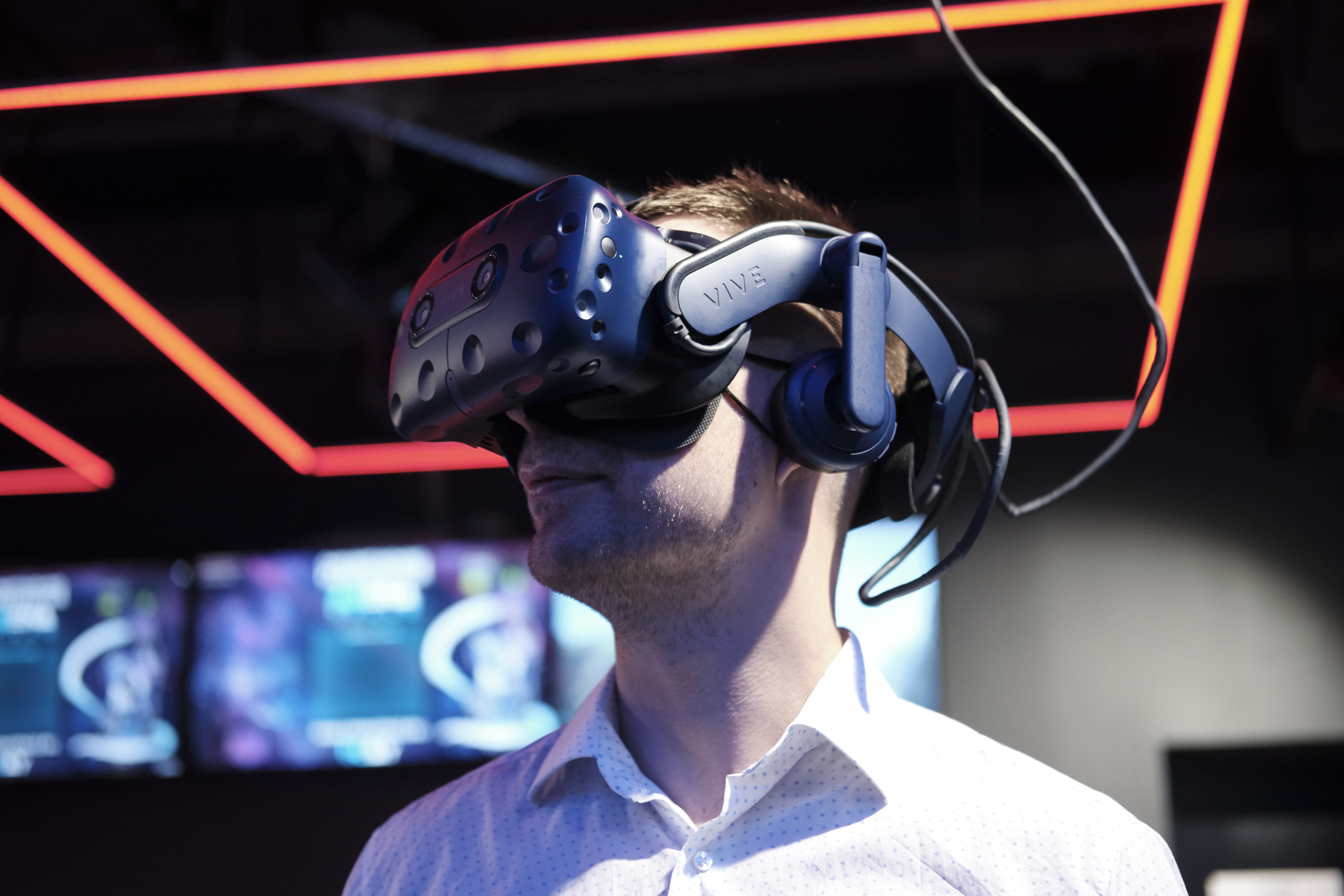 Vr город. VR парк. Slide VR Арена Спейс. VR В парке. Первый VR парк командных игр в Саратове.
