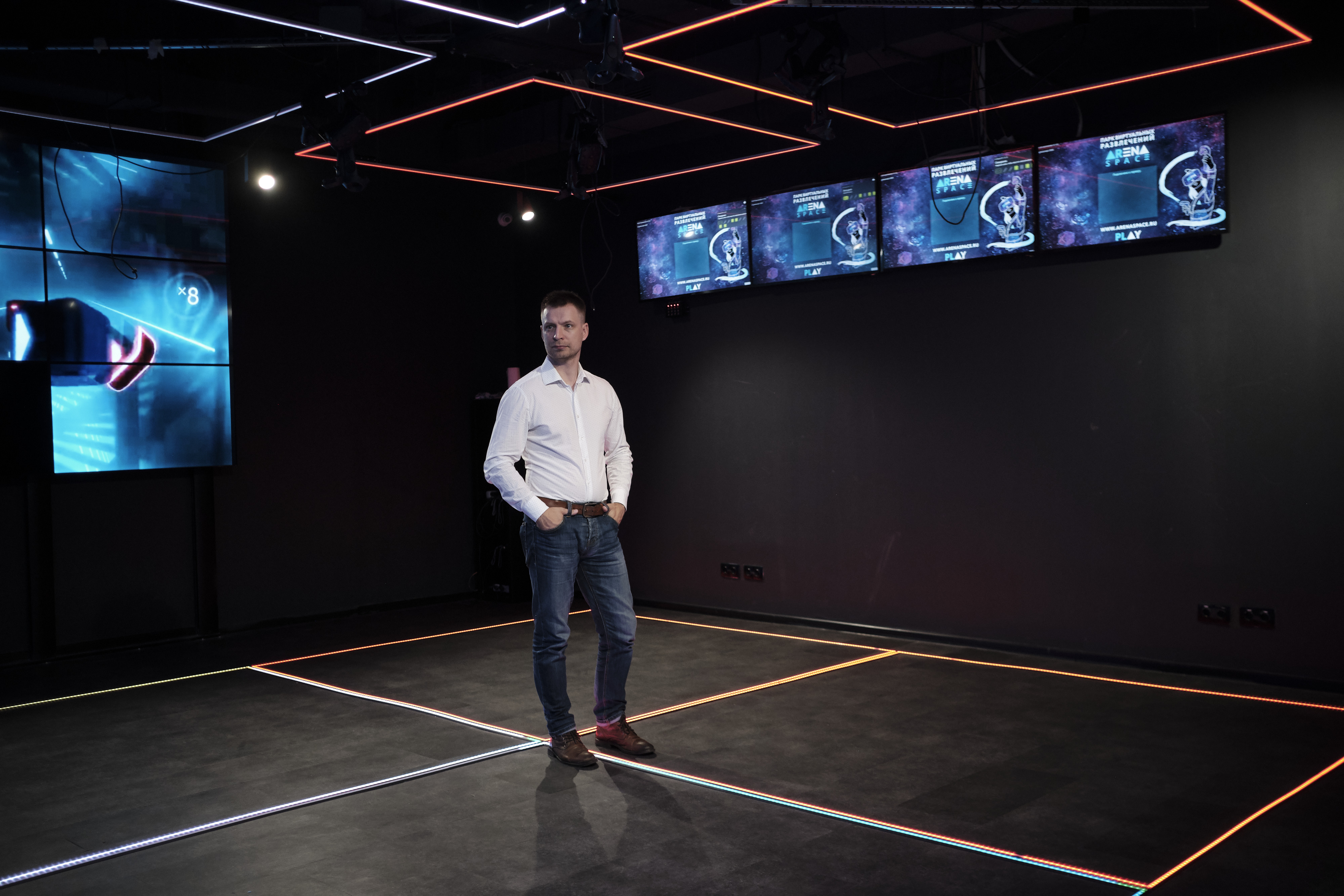 Arena space. Арена Спейс. Парк виртуальных развлечений Arena Space. Арена Спейс Москва. VR пространство.