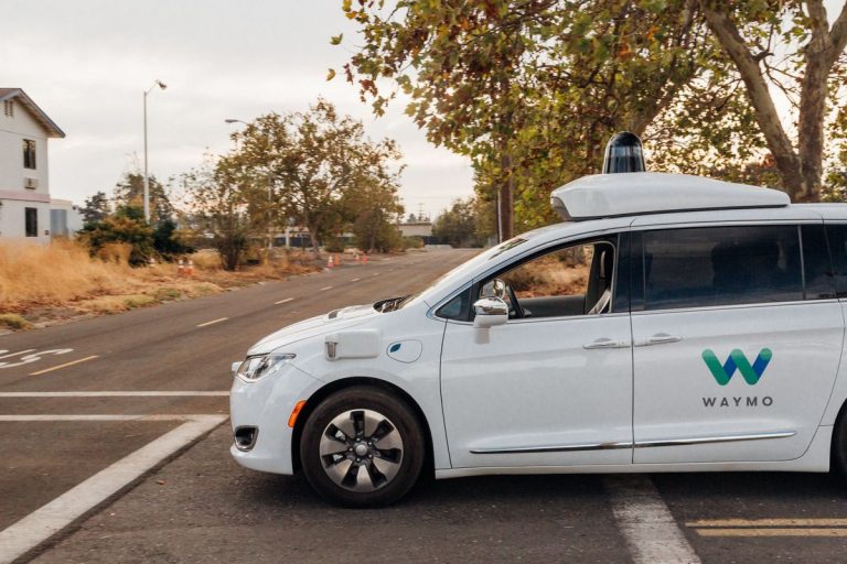 Waymo введет беспилотные поездки без водителя, который может перехватить управление