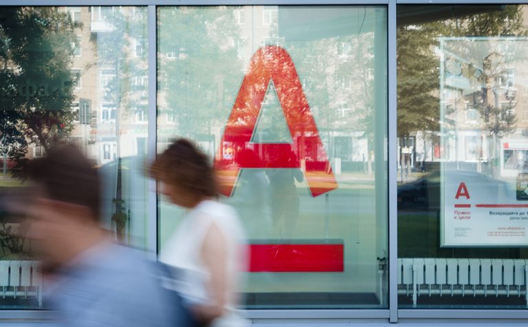 «Альфа-банк» будет использовать биометрию для распознавания клиентов на входе в отделение