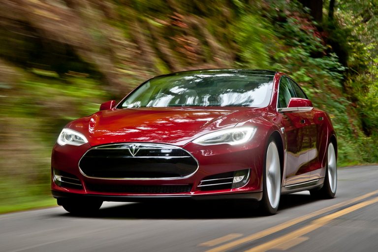 Tesla позволит поменять звуки клаксона и движения электромобиля