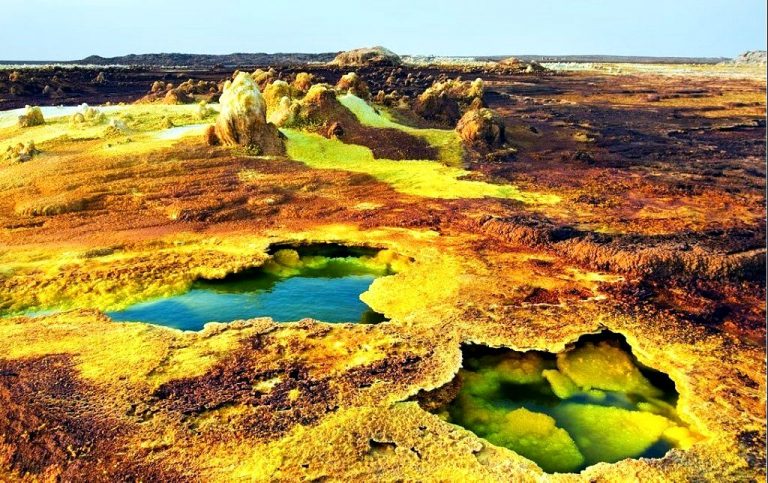 Биологи впервые обнаружили естественные водоемы на Земле, абсолютно не подходящие для жизни