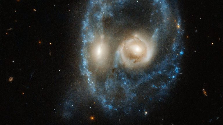 Посмотрите на скопление галактик в форме жуткого лица. Телескоп Hubble снял его к Хэллоуину!