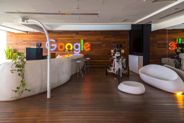 Google обвинил компанию в слежке за своими сотрудниками