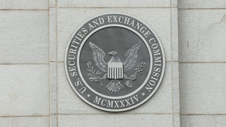 «Никакого Gram и Libra»: как американский регулятор SEC стал главным противником криптовалют и чем это грозит