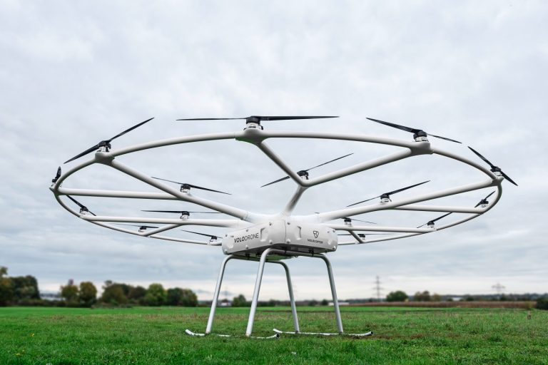 Посмотрите на грузовой беспилотник от Volocopter — он создан на базе аэротакси и может перевозить до 200 кг