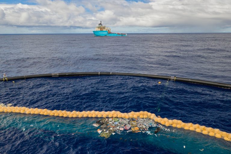 Система Ocean Cleanup возобновила уборку Большого тихоокеанского мусорного пятна