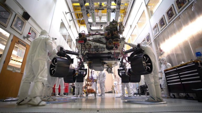 Инженеры НАСА установили колеса на ровер Mars 2020. Теперь он почти готов!