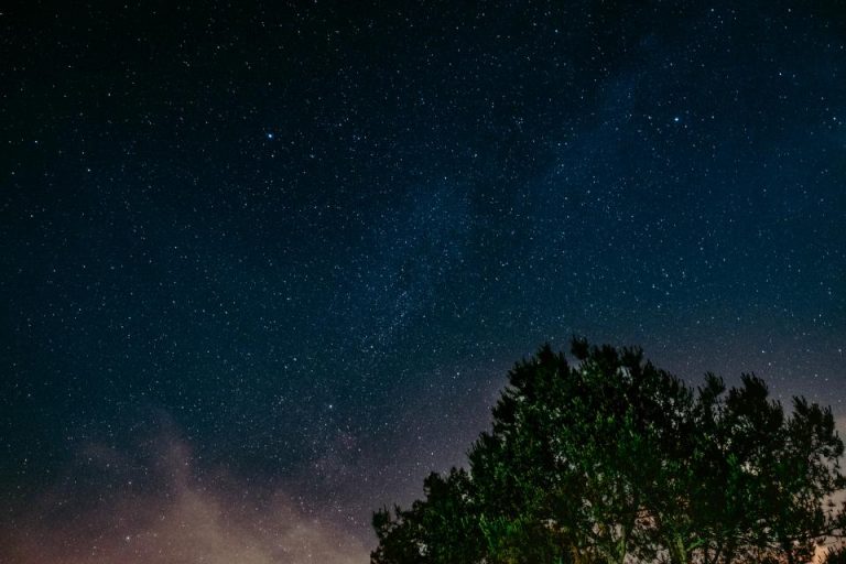 Послушайте, как звучат магнитные волны Земли во время солнечной бури