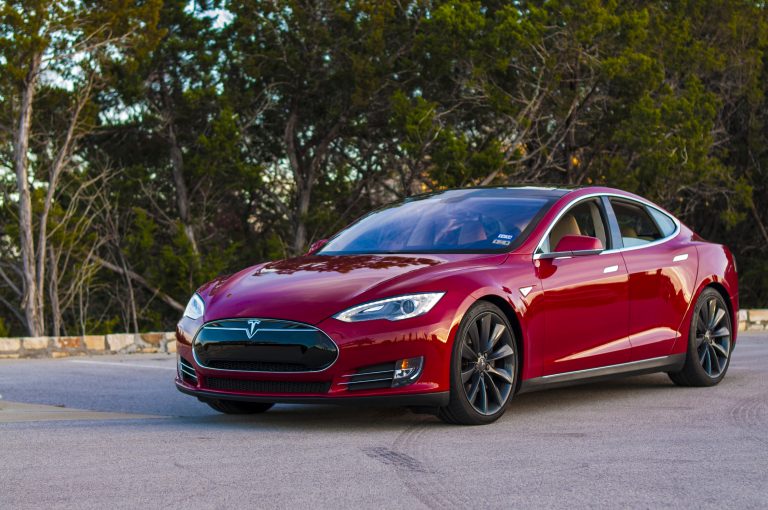 Автопилот Tesla теперь распознает дорожные конусы
