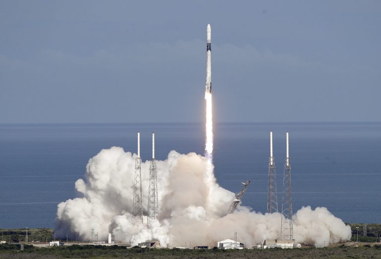 SpaceX впервые запустила ракету Falcon 9 с уже использовавшимся головным обтекателем