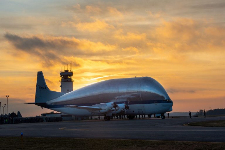 Гигантский самолет Super Guppy перевез корабль Orion из Флориды в Огайо на температурные испытания