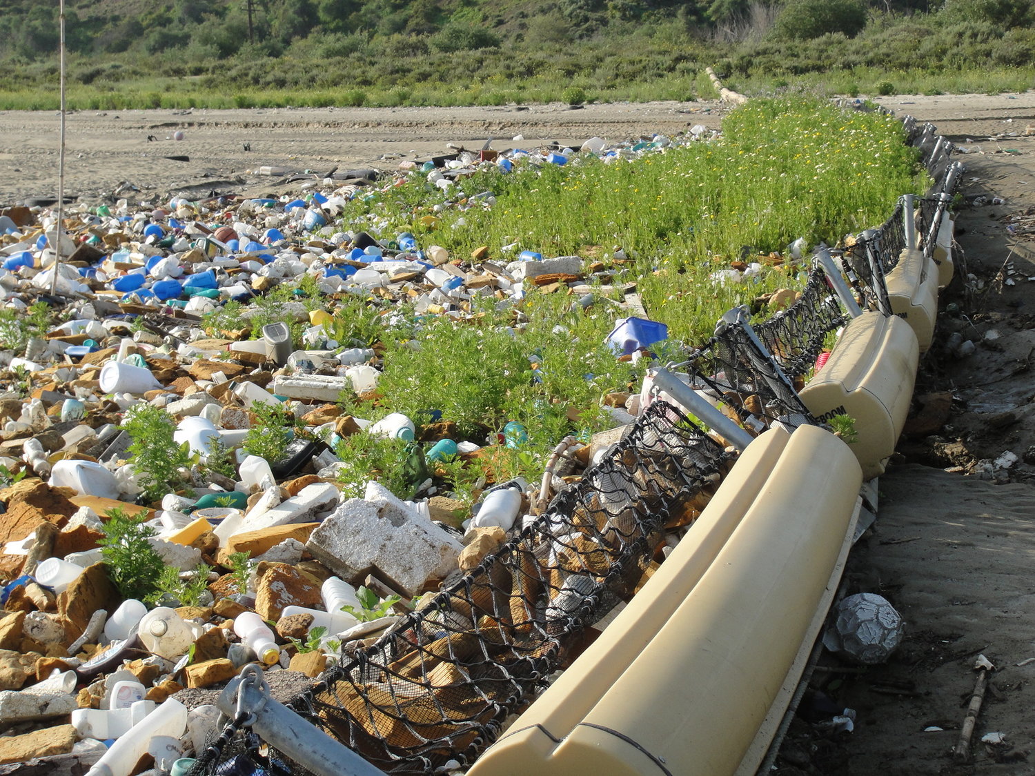 Очистка промышленных отходов. Загрязнение рек. Загрязнение рек пластиком. Очищение водоемов от загрязнения.