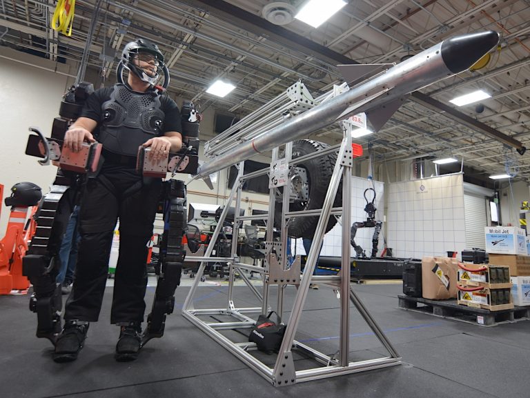 Sarcos Robotics представила серийный экзоскелет Guardian XO для тяжелых грузов