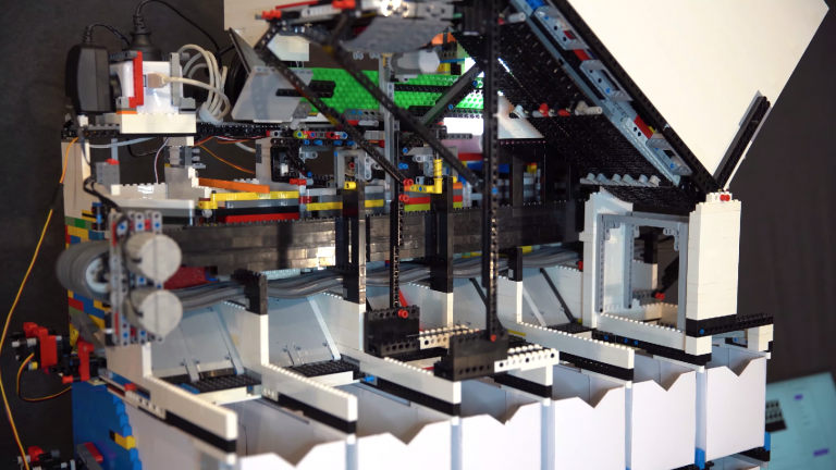 Инженеры собрали сортировщик для LEGO с ИИ. Он знает форму каждой детали!