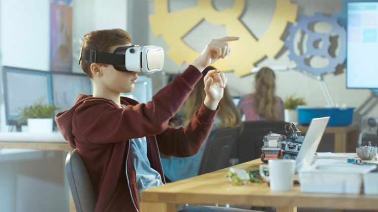 82% промышленных предприятий России считают AR перспективнее VR