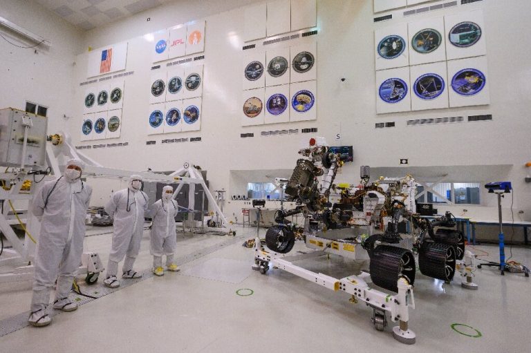 Инженеры НАСА завершили сборку ровера для миссии MARS 2020