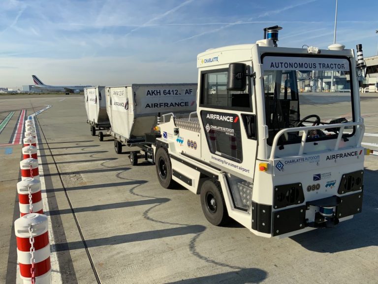 Air France испытает первый в мире беспилотный доставщик багажа до самолета