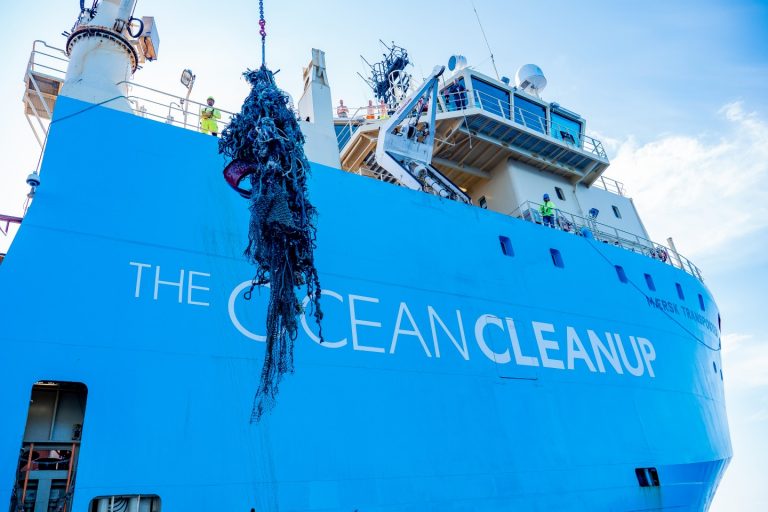Посмотрите, как Ocean Cleanup выгружает свою первую партию пластикового мусора на берег