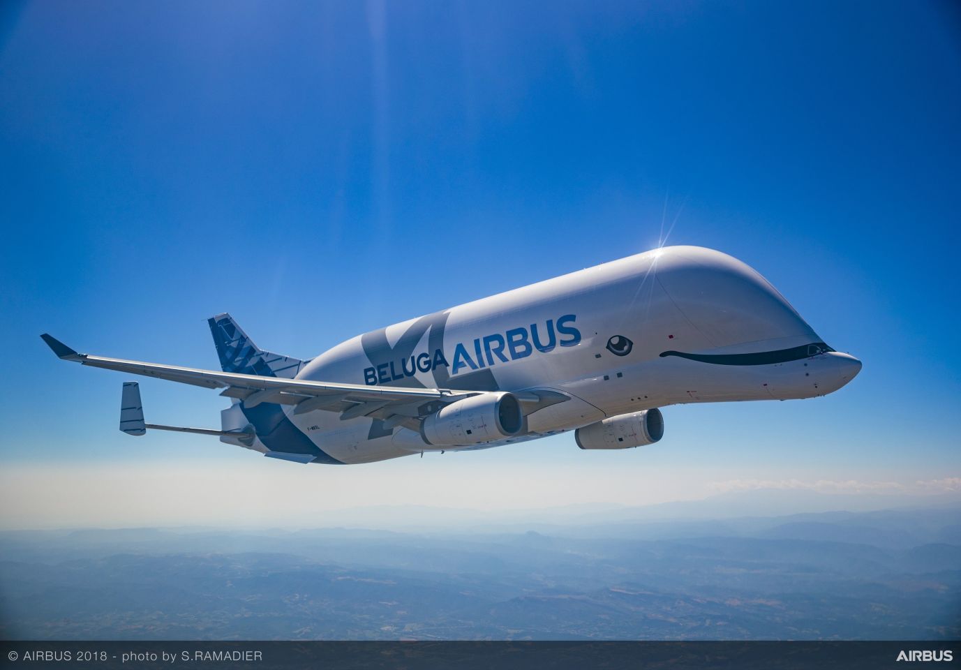 Гигантский грузовой самолет BelugaXL совершил первый эксплуатационный полет