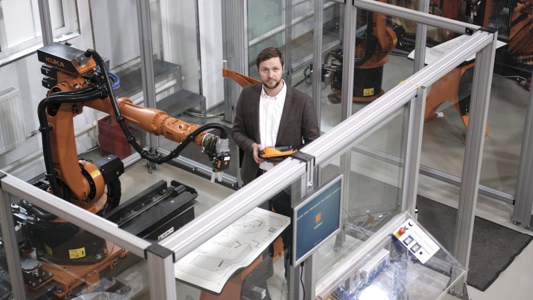 Роботы KUKA в России: от автоматизации советского автопрома до гаражных манипуляторов
