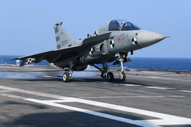 Индийский палубный истребитель Tejas Navy впервые сел на авианосец