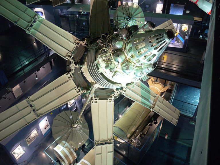 Советский спутник связи «Молния 2-17»  сгорел в атмосфере