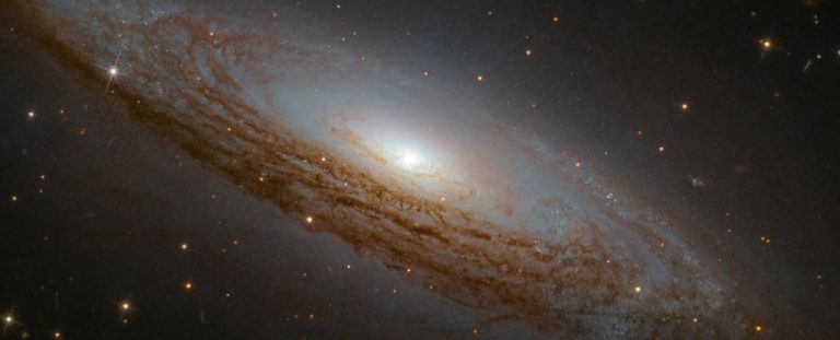 Посмотрите на подробный снимок спиральной галактики ESO 021-G004 от «Хаббла»