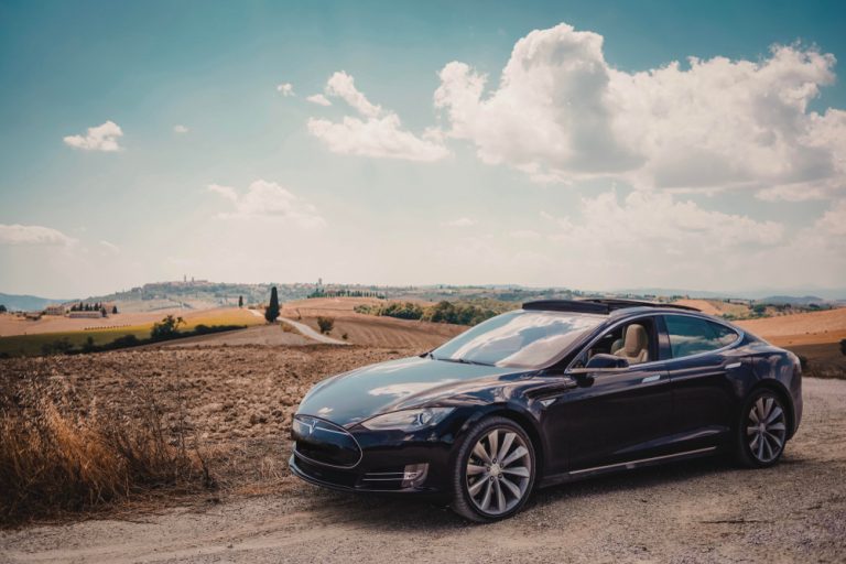 Маск внедрит в Tesla внешние динамики. Электрокары смогут общаться с пешеходами