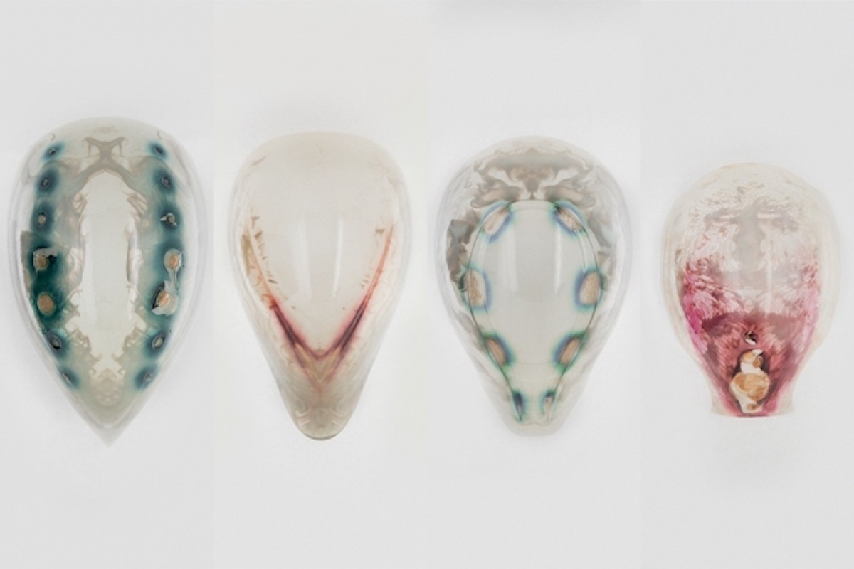 Посмотрите, как бактерии внутри 3D-печатных масок раскрасили их в разные цвета