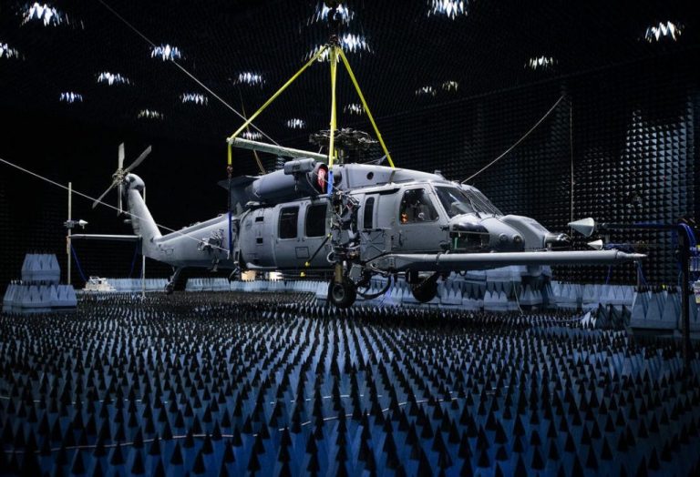 Посмотрите, как инновационный вертолет HH-60W испытывают в безэховой камере