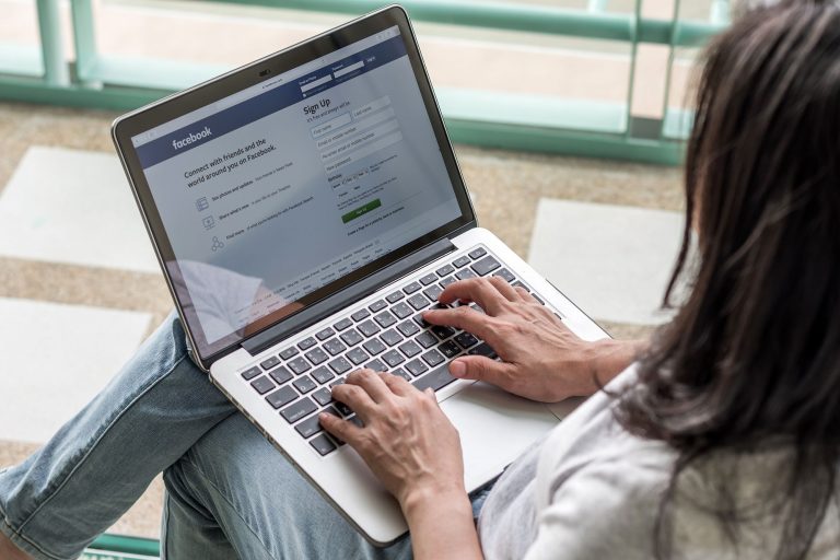 Facebook будет платить за голосовые сообщения пользователей