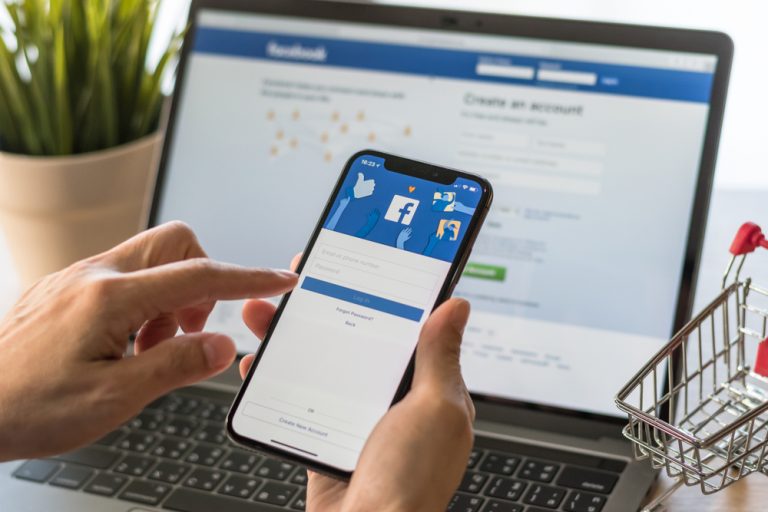 Москвичи смогут заплатить за электроэнергию через Facebook и ВКонтакте