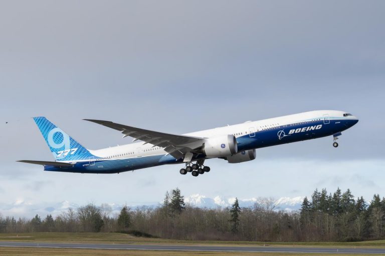 Самый большой лайнер Boeing 777X пройдет сертификацию за год