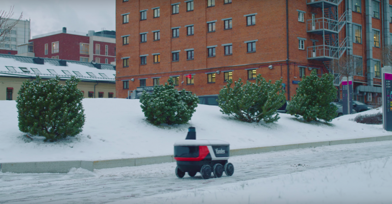 Посмотрите, как робот-курьер «Яндекс.Ровер» доставляет посылки
