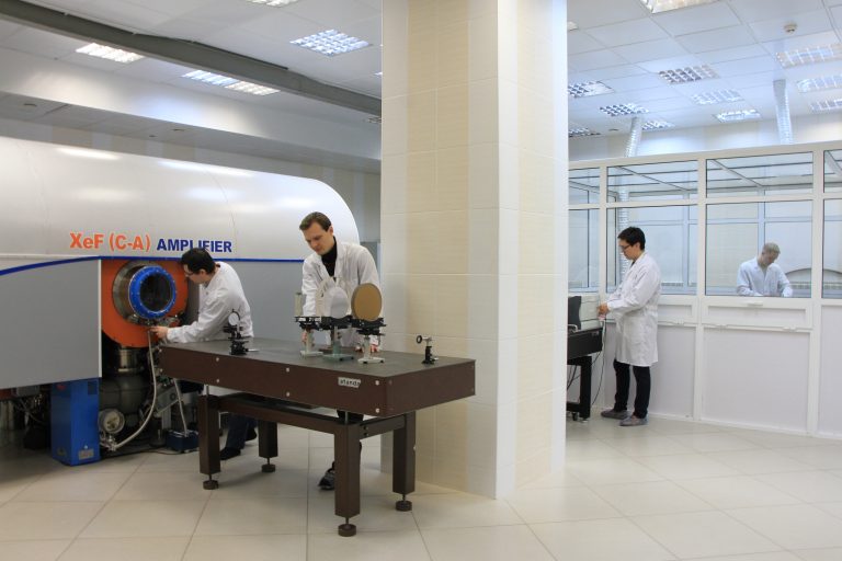 В Томске представили рекордно яркий лазер видимого диапазона
