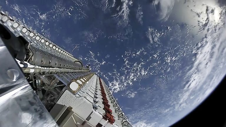 SpaceX развернет сеть из миллиона наземных антенн для Starlink