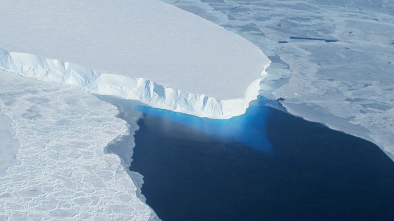 Теплая вода заставила ледники в Гренландии таять даже зимой