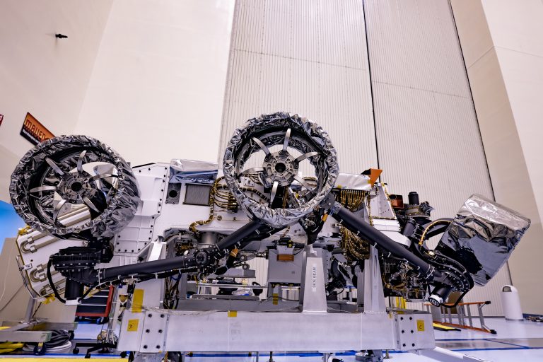 Ровер Perseverance миссии «Марс-2020» получил колеса и парашют для мягкой посадки