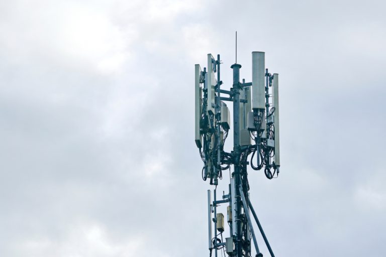 В Британии поджигают вышки 5G после слухов о распространении через них COVID-19
