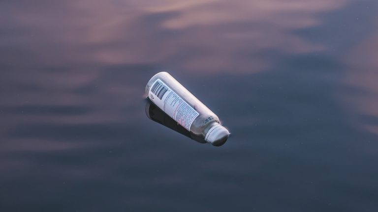 Ученые нашли фермент, способный переработать до 90% пластиковых бутылок