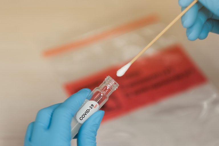 Конспирологи против Билла Гейтса, китайских лабораторий и 5G: почему эпидемия COVID-19 — это не заговор