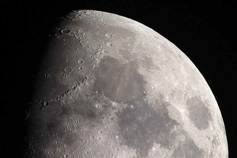 За два года на Луну упало больше 100 небольших метеоритов