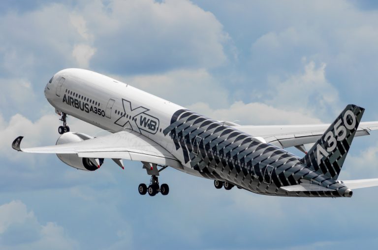 Airbus создал чехол для защиты центральной панели самолета от пролитого кофе