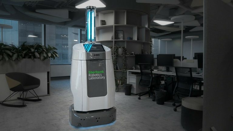 Сбербанк представил робота для дезинфекции помещений 