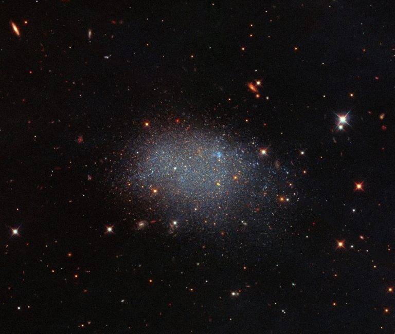 Hubble показал карликовую галактику KK 246 —  она похожа на блестки на бумаге!