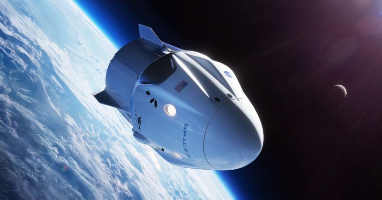 Астронавты провели экскурсию по грузовому отсеку Crew Dragon